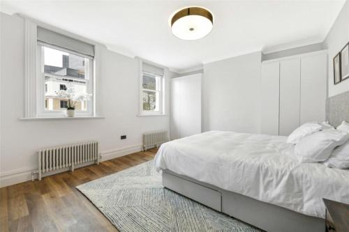 Harrods Located Knightsbridge luxurious spacious sleeps up to 6