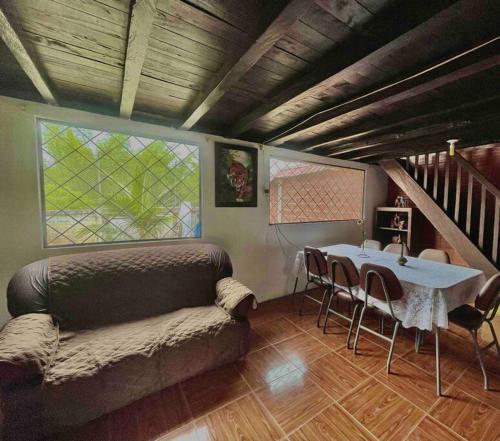 1 dormitorio con 1 cama y 1 mesa con sillas en Casa en Misahualli - Misahualli HOME, en Puerto Misahuallí