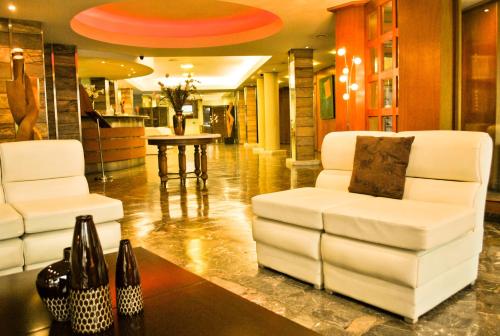 a living room filled with furniture and a coffee table at Hotel Mayoral in Rosario