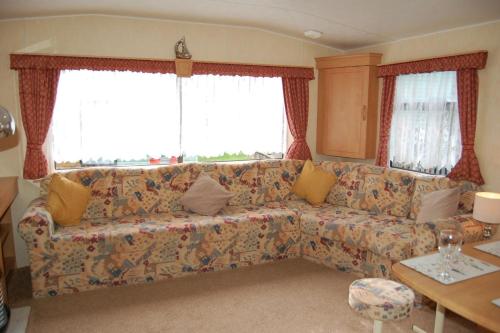 Ruang duduk di Caravan B26 at The Woodlands