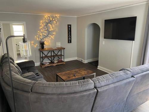 Et tv og/eller underholdning på Newly renovated cute 3 bedroom 2 bath bungalow