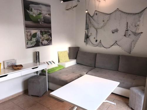 un salon avec un canapé et une table dans l'établissement Appartement dans la villa 