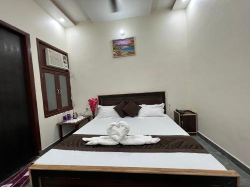 A bed or beds in a room at Vraj waas