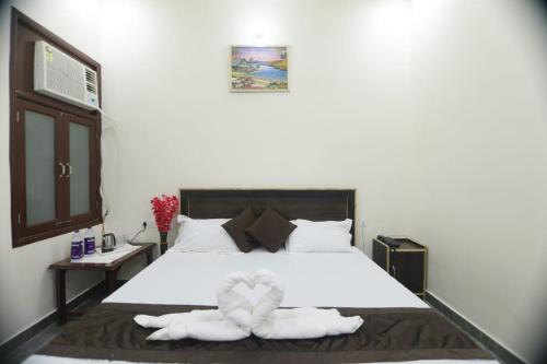 1 dormitorio con 1 cama blanca grande con arco en Vraj waas en Mathura