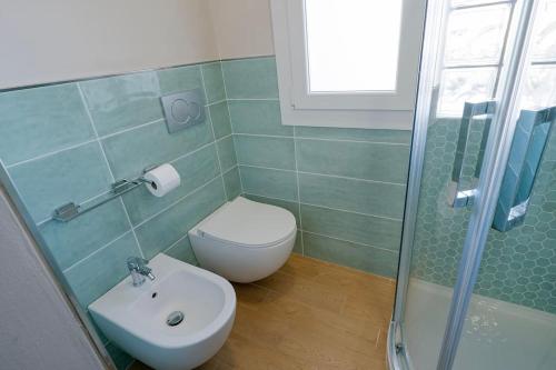 a bathroom with a toilet and a sink and a shower at ARTpartment - 2 camere - WiFi - Garage in Vallecrosia