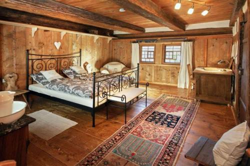 的住宿－Vogtshof Rottweil，一间卧室配有一张床和地毯