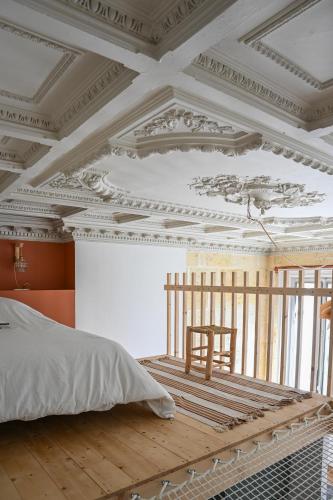 a bedroom with a bed and a table and a chair at Appartement gare Saint jean in Bordeaux