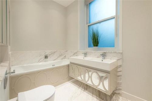 Harrods Located Knightsbridge luxurious spacious sleeps up to 6