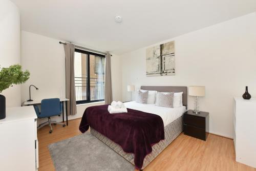 una camera con letto, scrivania e finestra di London Choice Apartments - South Kensington - Gloucester Road a Londra