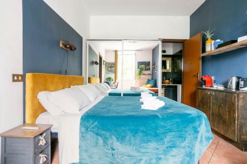ローマにあるGuest Art Trastevere Stationのベッドルーム1室(青と白のベッド1台付)