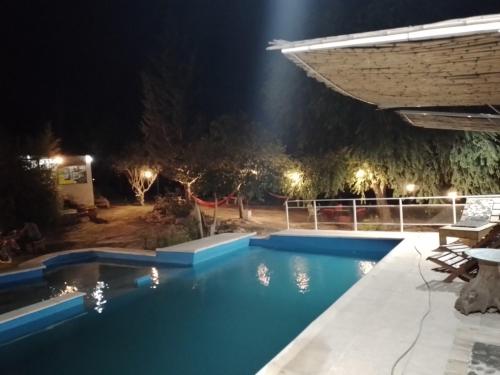 una piscina por la noche en Cabañas Campo Dulce Esperanza en Bialet Massé