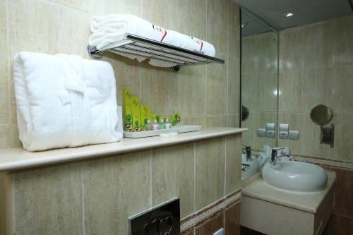 A bathroom at Mirage Hotel Al Aqah