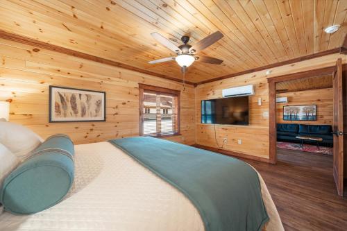 sypialnia z łóżkiem i wentylatorem sufitowym w obiekcie Best Court w mieście Hot Springs