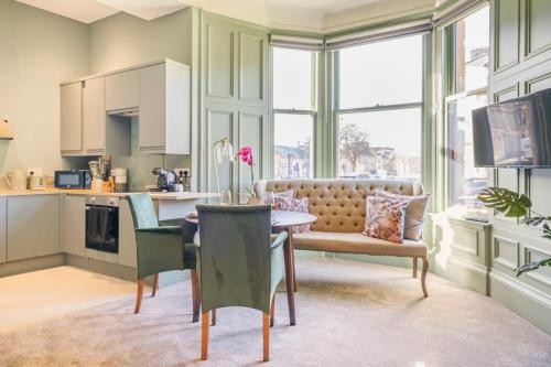 uma cozinha e sala de jantar com mesa e cadeiras em Boutique Home Stay - Bliss Studio em Paisley