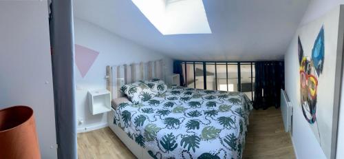 Кровать или кровати в номере Spacieux duplex, vue mer et belle terrasse