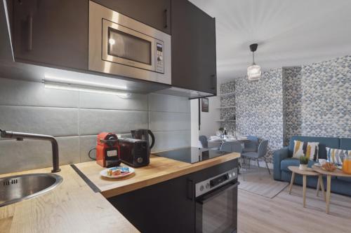 867-Suite Mimosa - Superb Apartment في مونتروي: مطبخ مع حوض و كونتر توب