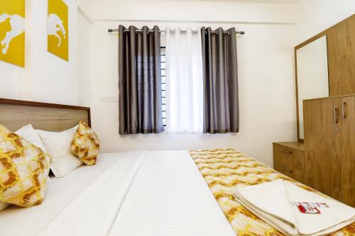 Säng eller sängar i ett rum på THE MARELLA SUITES