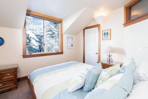 Llit o llits en una habitació de This Three Bedroom Condo Boasts Great Views of the Ski Area!