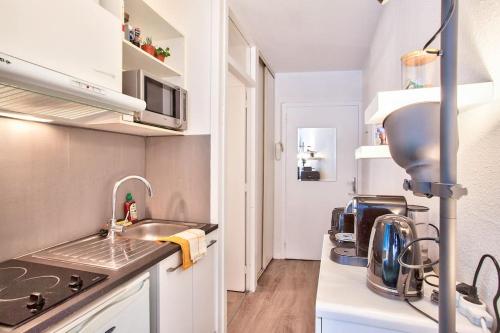 une petite cuisine avec un évier et une cuisinière dans l'établissement Studio - Centre - Top Destination Sud Ouest, à Dax