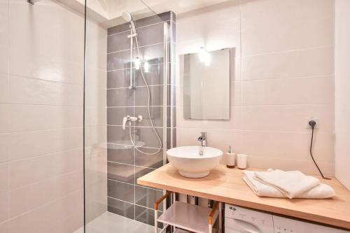 une salle de bain avec un lavabo et une douche dans l'établissement Studio - Centre - Top Destination Sud Ouest, à Dax