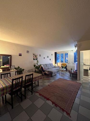 un salon avec un canapé et une table dans l'établissement Le8bis, à Saint-Denis