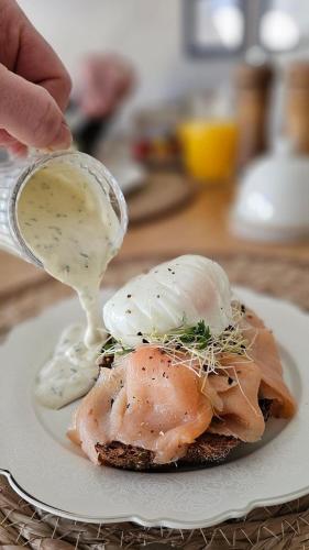 ein Teller mit einem Sandwich mit zwei Eiern darauf in der Unterkunft Bed & Breakfast - appartement d'Ambacht in Borger