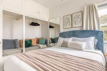 Krevet ili kreveti u jedinici u objektu AMAZING OCEAN VIEW - LUXURY Manhattan Beach 1 Bedroom - Parking