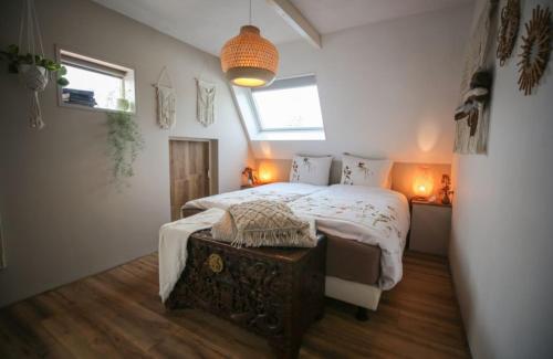 Un dormitorio con una cama grande y una ventana en Bed & Breakfast - appartement d'Ambacht, en Borger