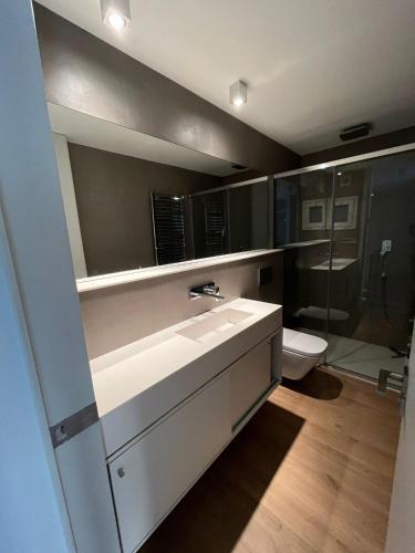 ein Bad mit einem Waschbecken und einem WC in der Unterkunft Cozy sunny apartment in the heart of Barcelona in Barcelona