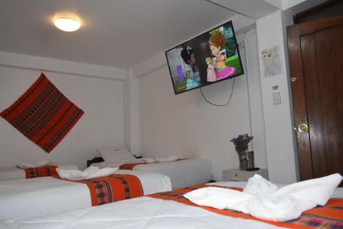Televisyen dan/atau pusat hiburan di Hostel VALLE DORADO MACHUPICCHU