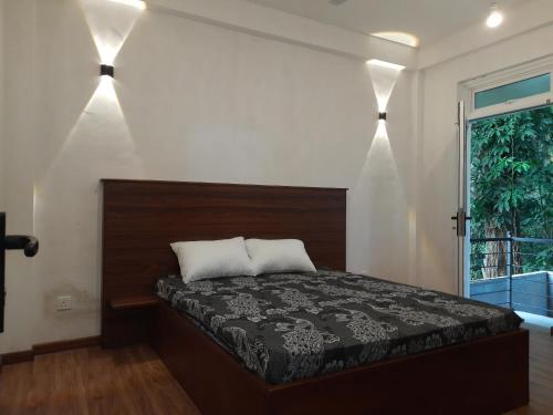 una camera con letto e finestra di HEATHER NEST HOMESTAY - KUNDASALE a Kundasale
