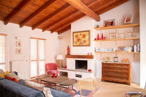 ein Wohnzimmer mit einem Sofa und einem Kamin in der Unterkunft La Sorpresa - luxury apartment in historic city center in Arona