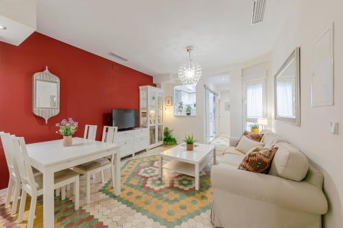 una sala de estar con un sofá y una mesa en Avanti Museo, con mucho encanto!, en Sevilla