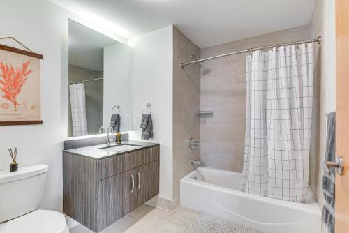 Un baño con lavabo, bañera e inodoro. en Modern Springfield Apartment about 7 Mi to Downtown!, en Springfield