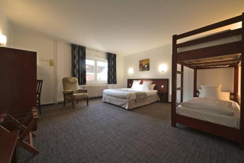 ein Hotelzimmer mit 2 Betten und einem Stuhl in der Unterkunft Hôtel Restaurant Au Lion d'Or in Burnhaupt-le-Haut