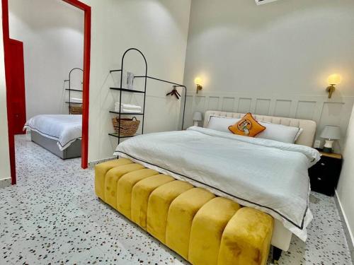 Un dormitorio con una cama grande con un espejo grande. en Holi Dolce Vita Pool Villa, en Nha Trang