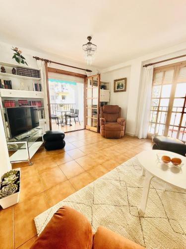 a living room with a couch and a table at Apartamento Centro Torremolinos con Solarium in Torremolinos
