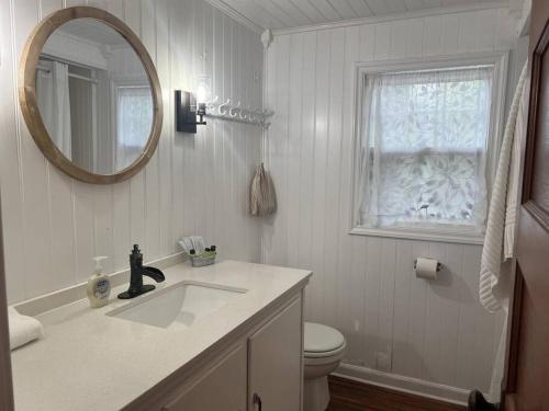 y baño con lavabo, aseo y espejo. en Cottage 11 - 1 Bed / 1 Bath w/ Private Courtyard, en Wolfeboro
