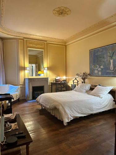 Triangle d'or x Av montagine & Champs Elysees 100m