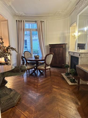 Photo de la galerie de l'établissement Triangle d'or x Av montagine & Champs Elysees 100m, à Paris