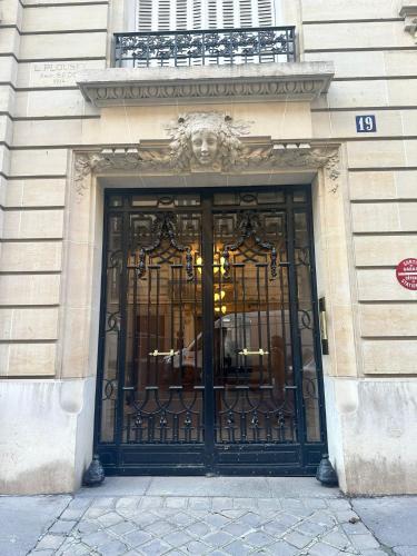 Photo de la galerie de l'établissement Triangle d'or x Av montagine & Champs Elysees 100m, à Paris