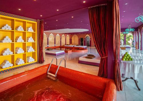 um quarto com uma banheira cheia de água vermelha em DPNY Beach Hotel & SPA Ilhabela em Ilhabela