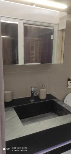 Un ou plusieurs lits dans un hébergement de l'établissement TANA DELLA MARMOTTA - renovated, ski in ski out, turkish bath, garage, storage
