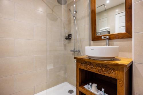 錫拉奧的住宿－樂維克斯切普酒店，一间带水槽和淋浴的浴室