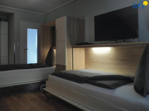 Zimmer mit 2 Betten und einem Flachbild-TV in der Unterkunft Haus Südwind Ferienwohnung 18 in Wangerooge