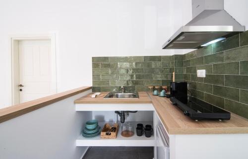 una cocina con fregadero y encimera en Chora Aegina's Apartments, en Aegina Town