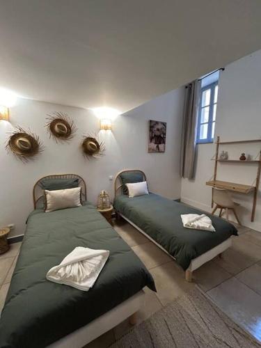 une chambre avec deux lits dans une pièce dans l'établissement Le mystique-Somptueux -Centre Historique-Gare-Wifi, à Béziers