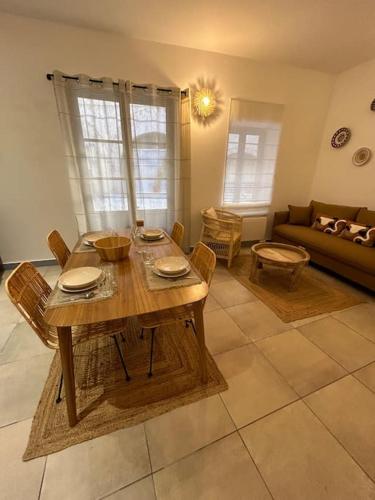 un salon avec une table et des chaises en bois dans l'établissement Le mystique-Somptueux -Centre Historique-Gare-Wifi, à Béziers