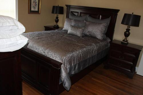 1 dormitorio con 1 cama grande y 2 mesitas de noche en 3BR, 2BA Hidden Gem in Midtown/Evergreen district, en Memphis