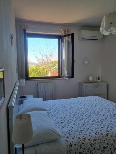 1 dormitorio con 2 camas y ventana en Bed And Breakfast Catherina, en Ponsacco